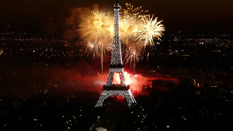 Feu_dartifice_du_14_juillet_2008_sur_le_site_de_la_Tour_Eiffel_a_Paris_vu_de_la_Tour_Montparnasse_-_Fireworks_on_Eiffel_Tower